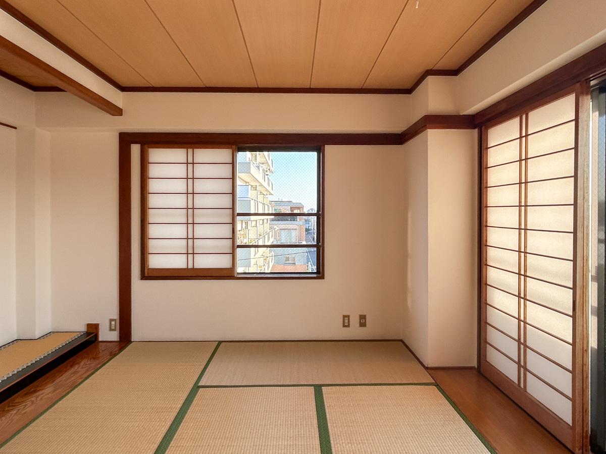 大田区久ヶ原の賃貸物件/和室別角度から。窓がたくさんあるため、カラッとした雰囲気です