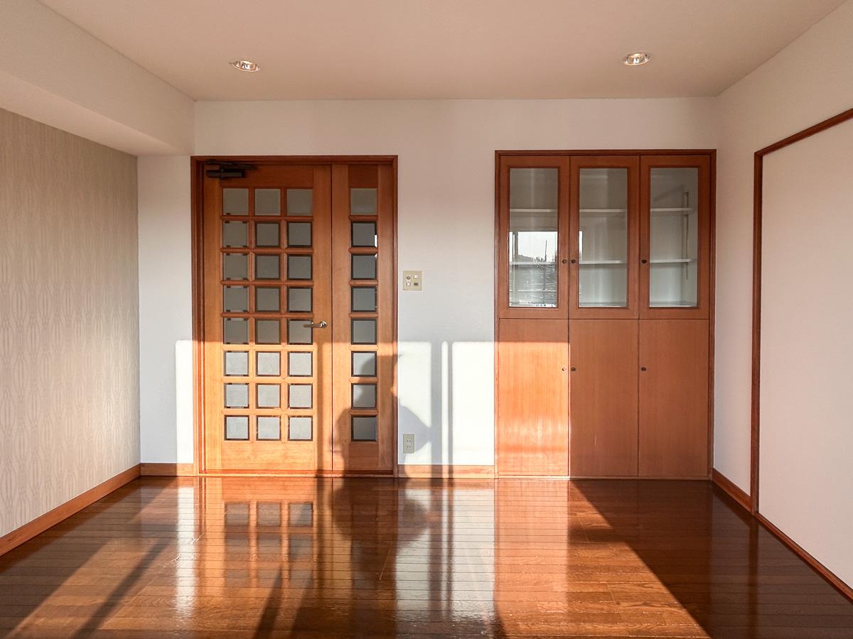 大田区久ヶ原の賃貸物件/洋室別角度から。備え付けの棚がついています。