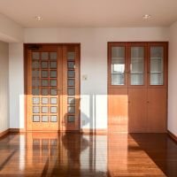 大田区久ヶ原の賃貸物件/洋室別角度から。備え付けの棚がついています。