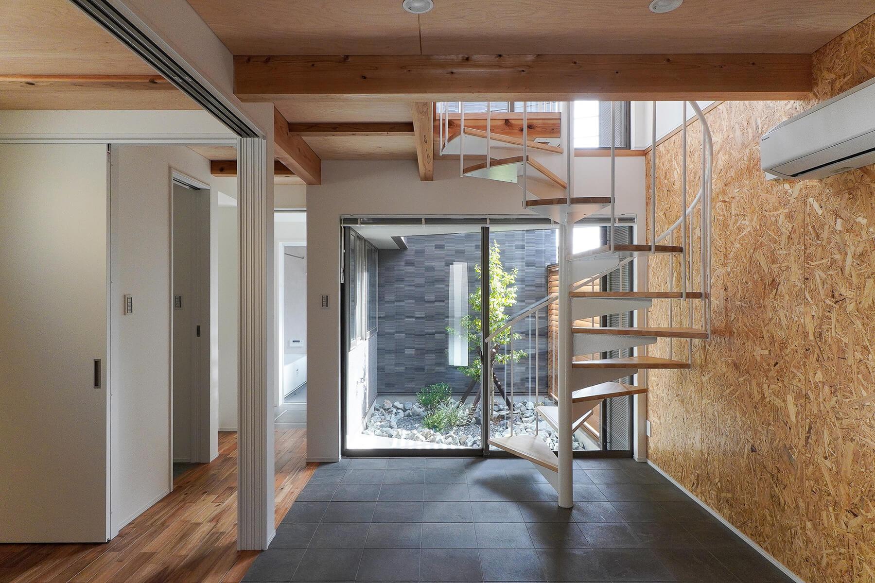 静岡県三島市西本町の賃貸物件/A棟：玄関を入ると広い土間から中庭につながる空間が広がっています