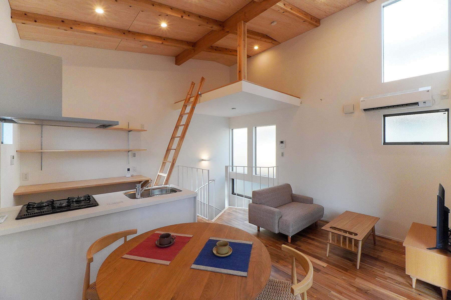 静岡県三島市西本町の賃貸物件/A棟：2階のLDK。高い天井のおかげで開放的な空間となっています