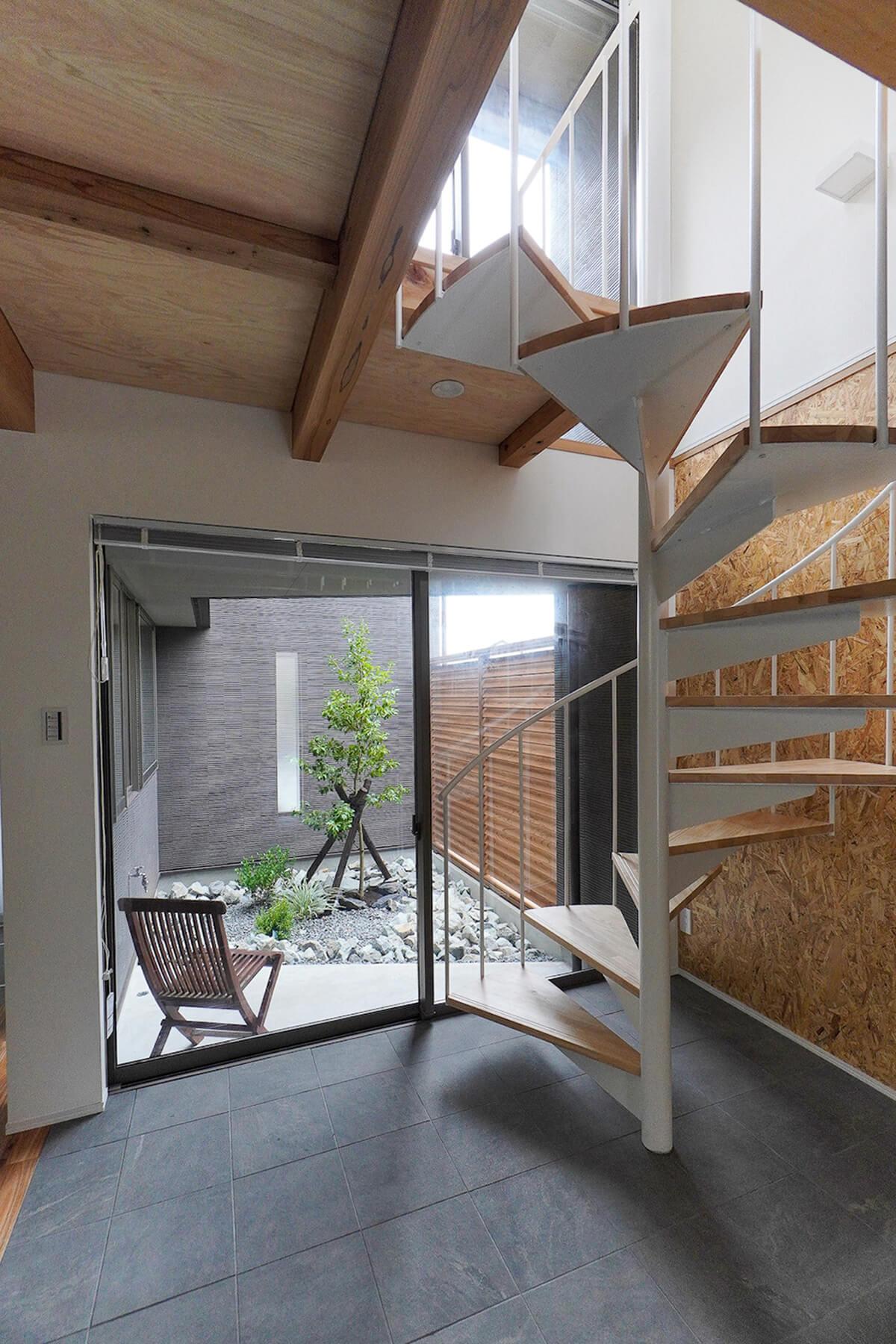 静岡県三島市西本町の賃貸物件/どの部屋も階段は螺旋階段。中庭のテラスに椅子を置いて微睡むスペースにすると良さそうです