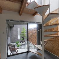 静岡県三島市西本町の賃貸物件/どの部屋も階段は螺旋階段。中庭のテラスに椅子を置いて微睡むスペースにすると良さそうです