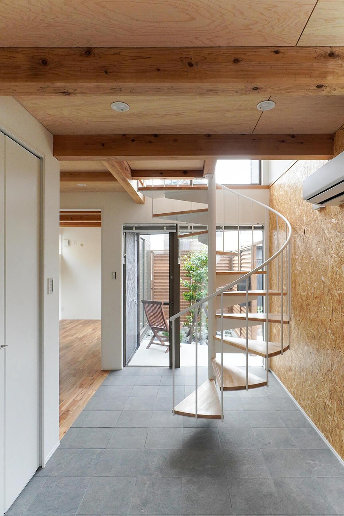 静岡県三島市西本町の賃貸物件/C棟：土間から入口方向を見た写真。土間は事務所やお店的な用途にも活用可能です