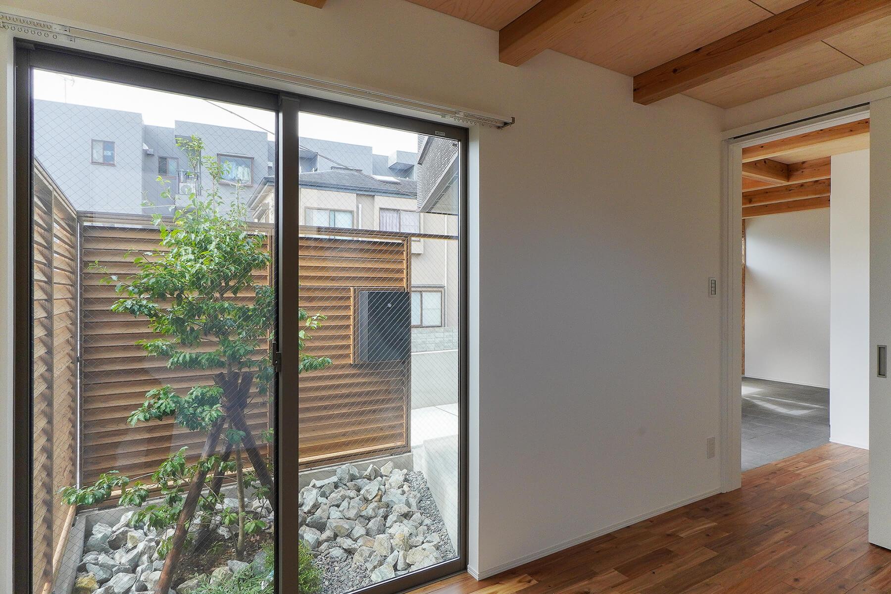 静岡県三島市西本町の賃貸物件/C棟：「離れ」から中庭を