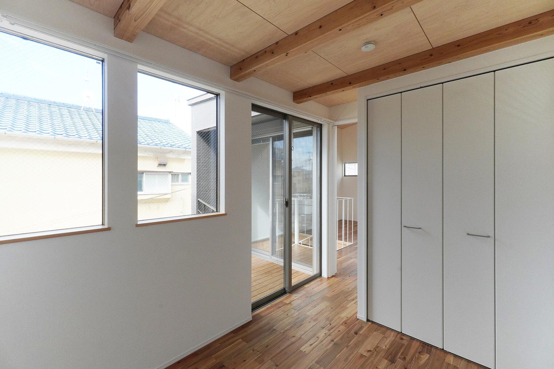 静岡県三島市西本町の賃貸物件/C棟：2階の個室からLDKを見る