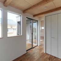 静岡県三島市西本町の賃貸物件/C棟：2階の個室からLDKを見る