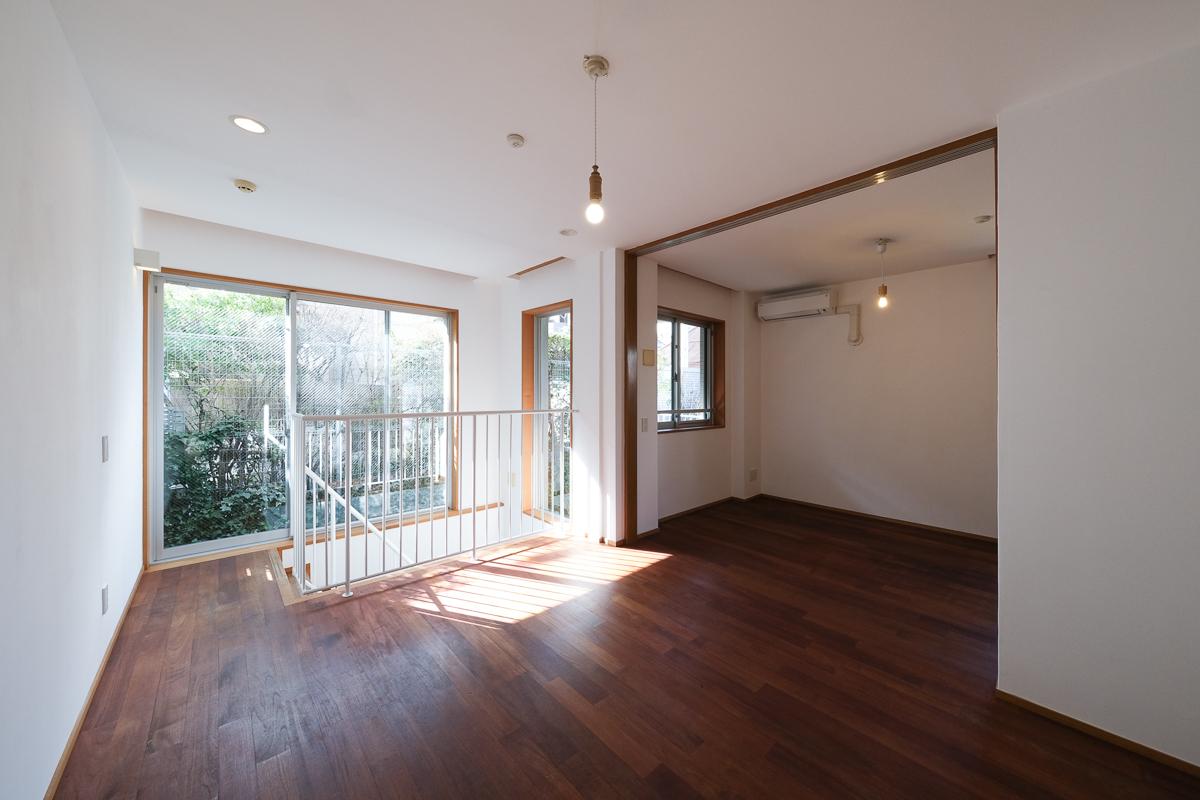 目黒区祐天寺の賃貸物件/漆喰塗装の壁に無垢の床。シンプルで質感の良い空間
