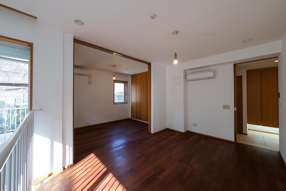 目黒区祐天寺の賃貸物件/1階には洋室が2部屋。中央の間仕切りを開いておけば、広いワンルームとしても使えます