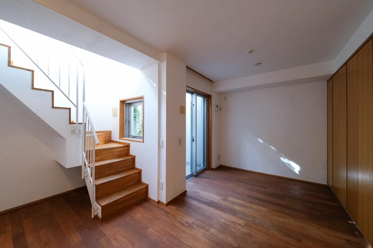 目黒区祐天寺の賃貸物件/地下のLDK。階段やドライエリアに面した窓から光が入り、地下の薄暗い雰囲気は感じません