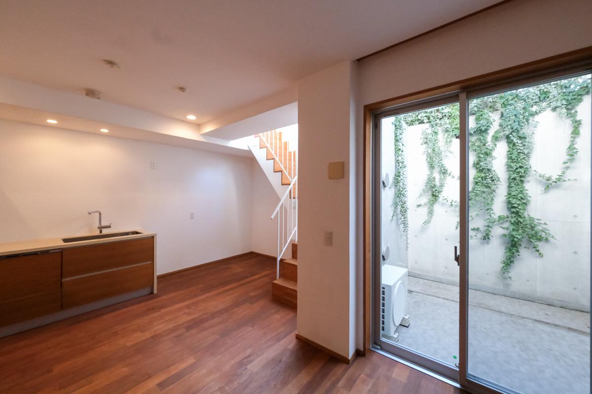 目黒区祐天寺の賃貸物件/地下は友人が来た際に落ち着くねと評判だったそう。人目を気にせずくつろげる良さがあります