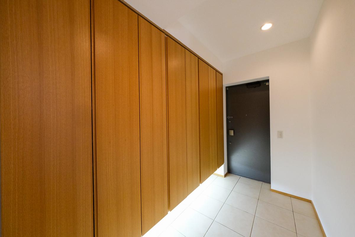 目黒区祐天寺の賃貸物件/広めの玄関。ベンチを置いて座って靴を履けるようにしたり、ベビーカーをそのまま置いておいたりできます