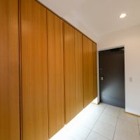 目黒区祐天寺の賃貸物件/広めの玄関。ベンチを置いて座って靴を履けるようにしたり、ベビーカーをそのまま置いておいたりできます