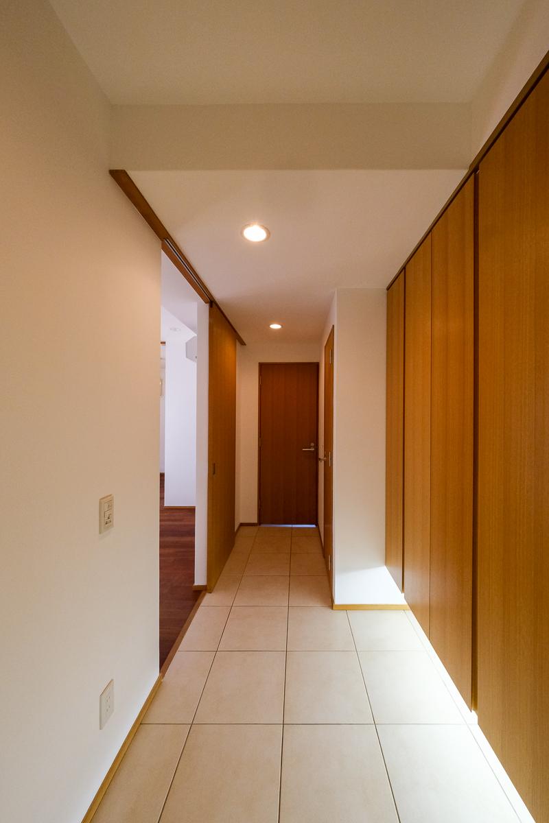 目黒区祐天寺の賃貸物件/広めの玄関。奥に水回り