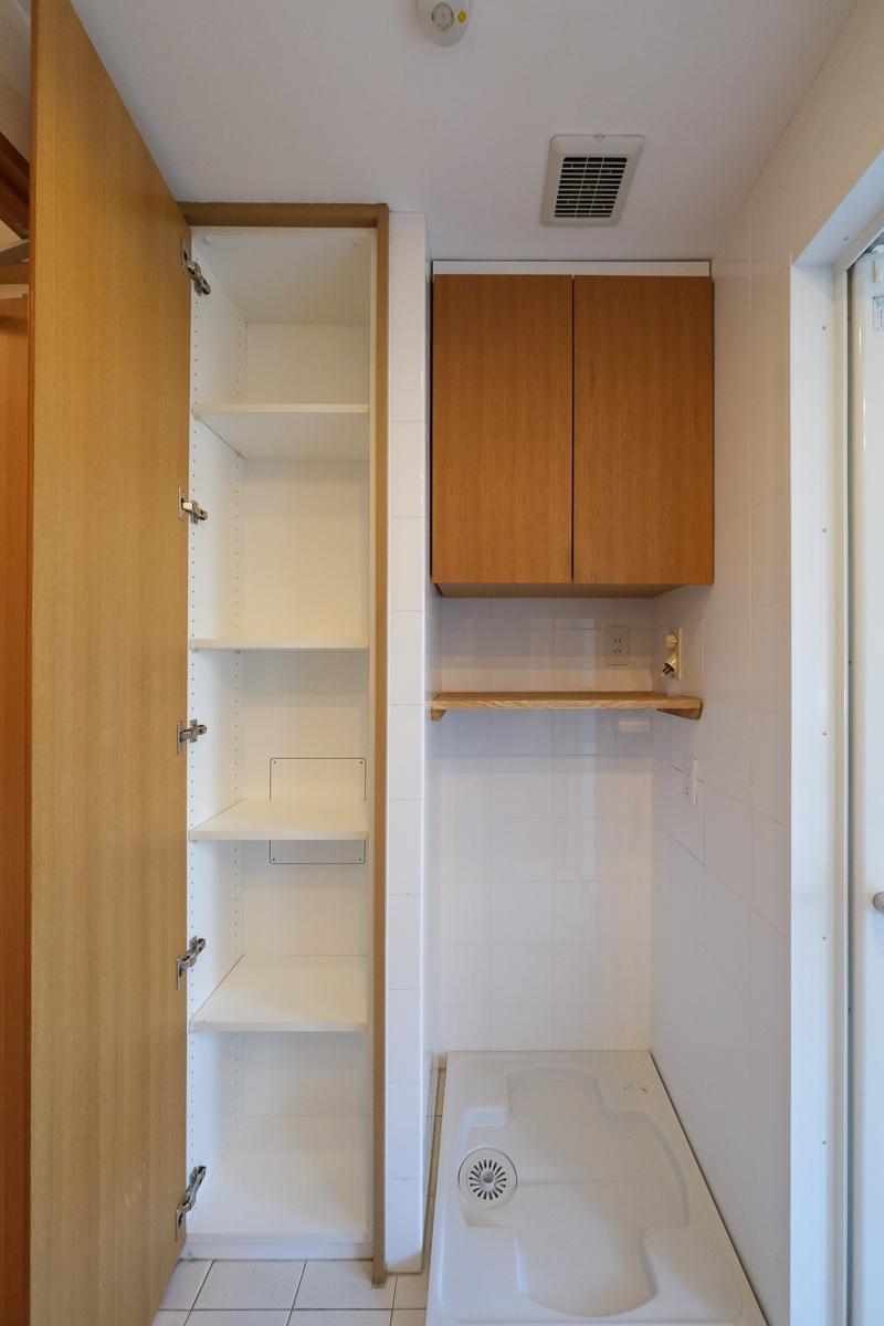 目黒区祐天寺の賃貸物件/洗面台の背面に洗濯機置き場と収納