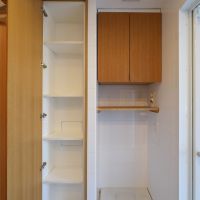 目黒区祐天寺の賃貸物件/洗面台の背面に洗濯機置き場と収納