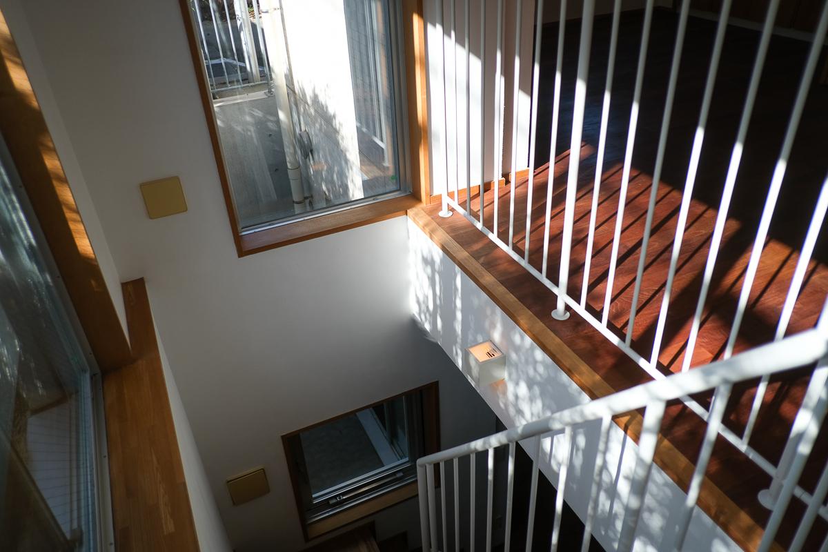 目黒区祐天寺の賃貸物件/窓が多く、綺麗な光が入る階段