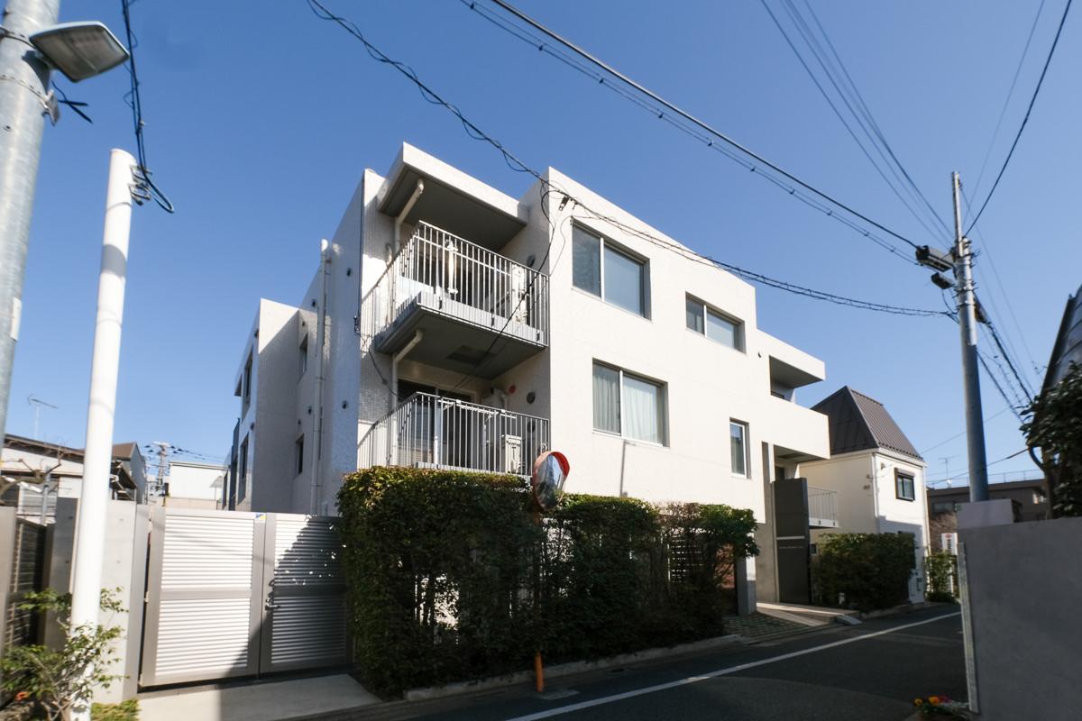 目黒区祐天寺の賃貸物件/祐天寺駅から3分ほど。近隣の住民しか通らないような静かな路地沿いの低層マンション