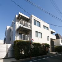目黒区祐天寺の賃貸物件/祐天寺駅から3分ほど。近隣の住民しか通らないような静かな路地沿いの低層マンション