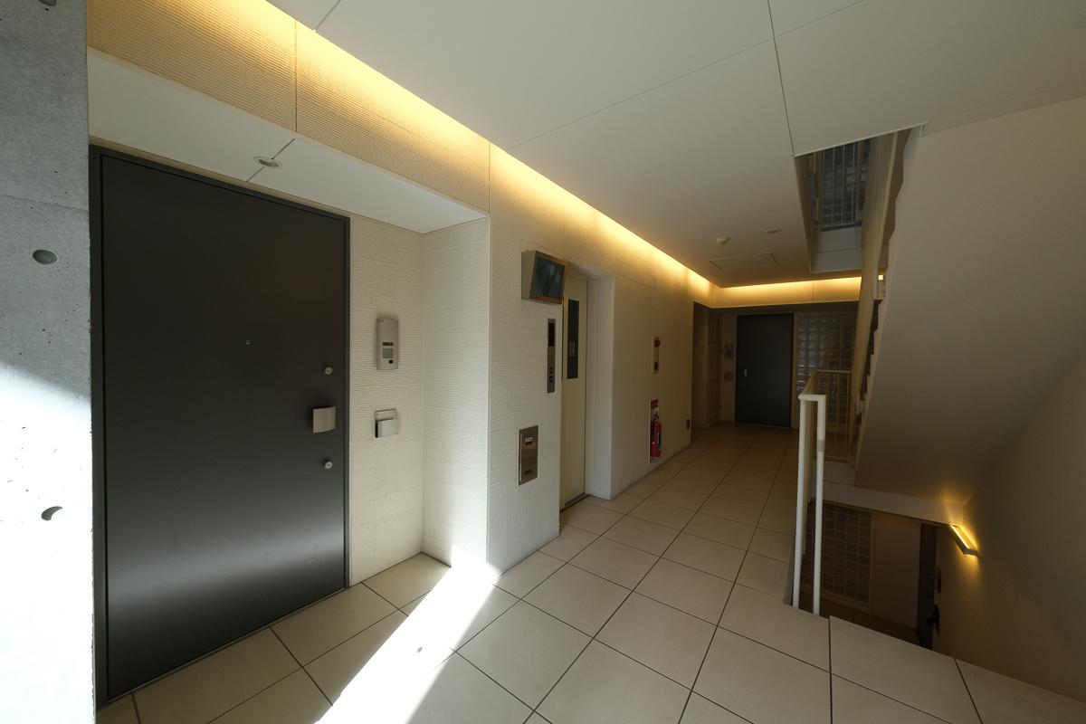 目黒区祐天寺の賃貸物件/共用部。今回の区画はエントランスを入ってすぐ