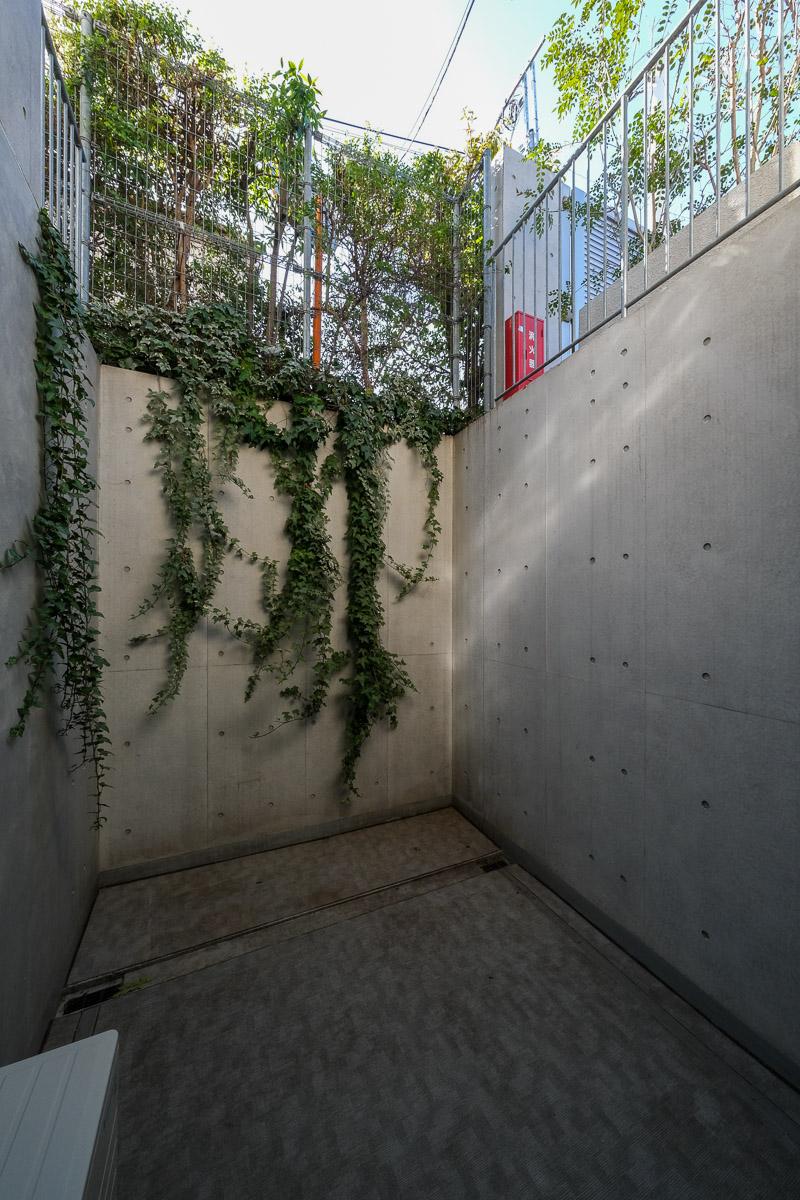 目黒区祐天寺の賃貸物件/広めのドライエリア。植物を育てたり、椅子を置いて人目を気にせずくつろげるスペース