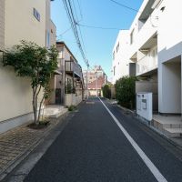 目黒区祐天寺の賃貸物件/前面道路の様子。道が狭く通り抜けしづらいので、ほとんど車は通りません