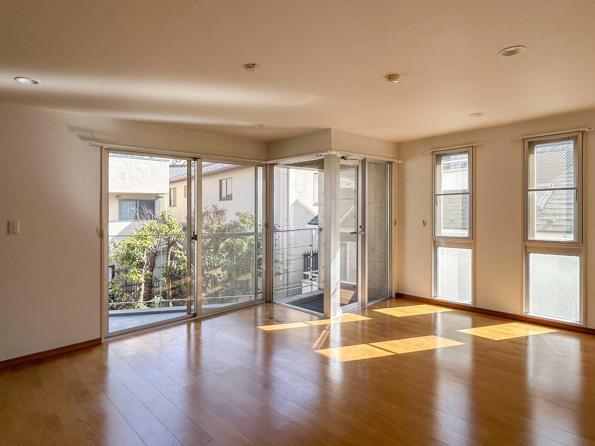 目黒区柿の木坂の賃貸物件/角が窓になっていて、光が差し込むリビング