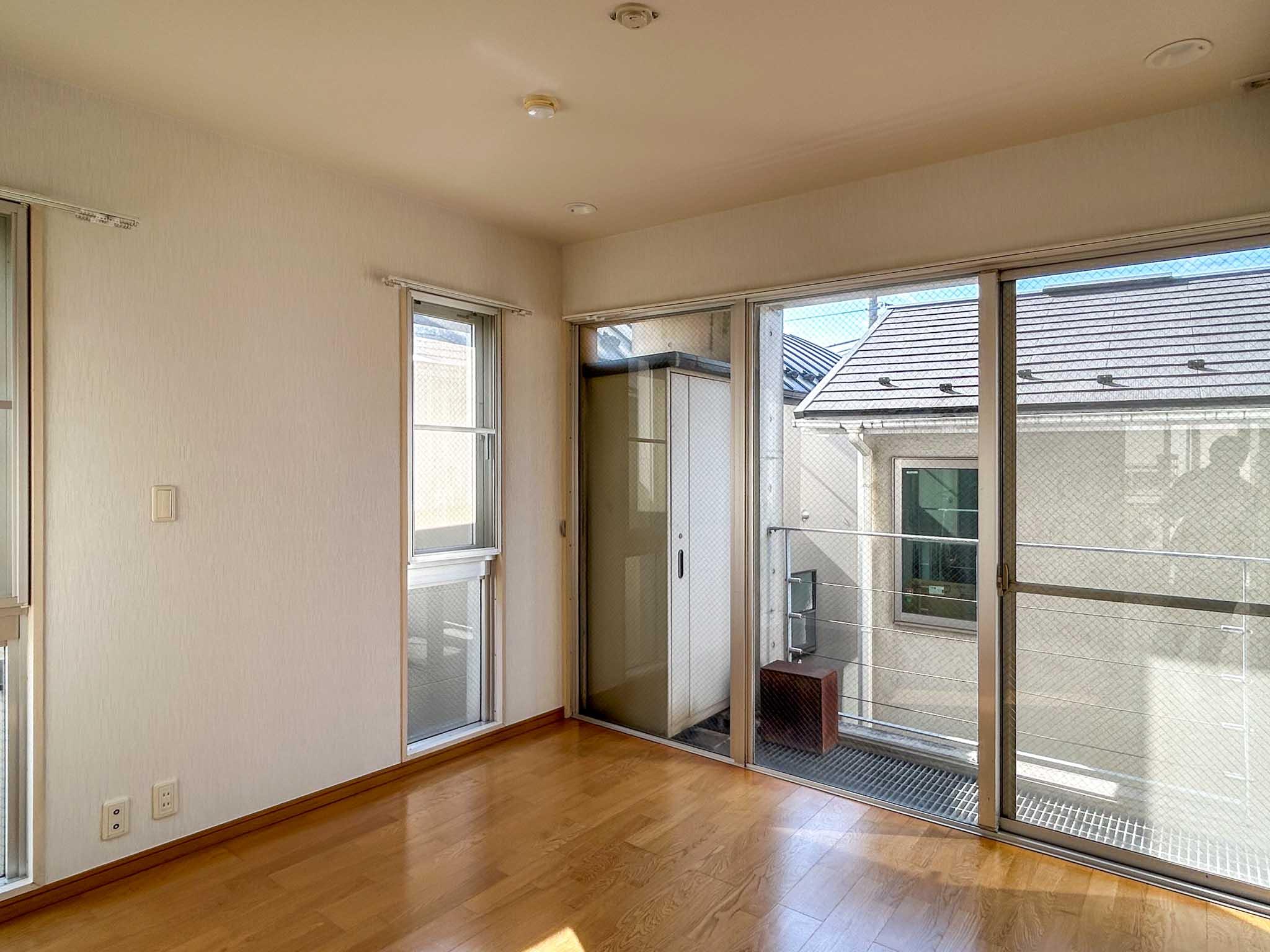 目黒区柿の木坂の賃貸物件/6.4帖ほどの洋室。ベランダ付き