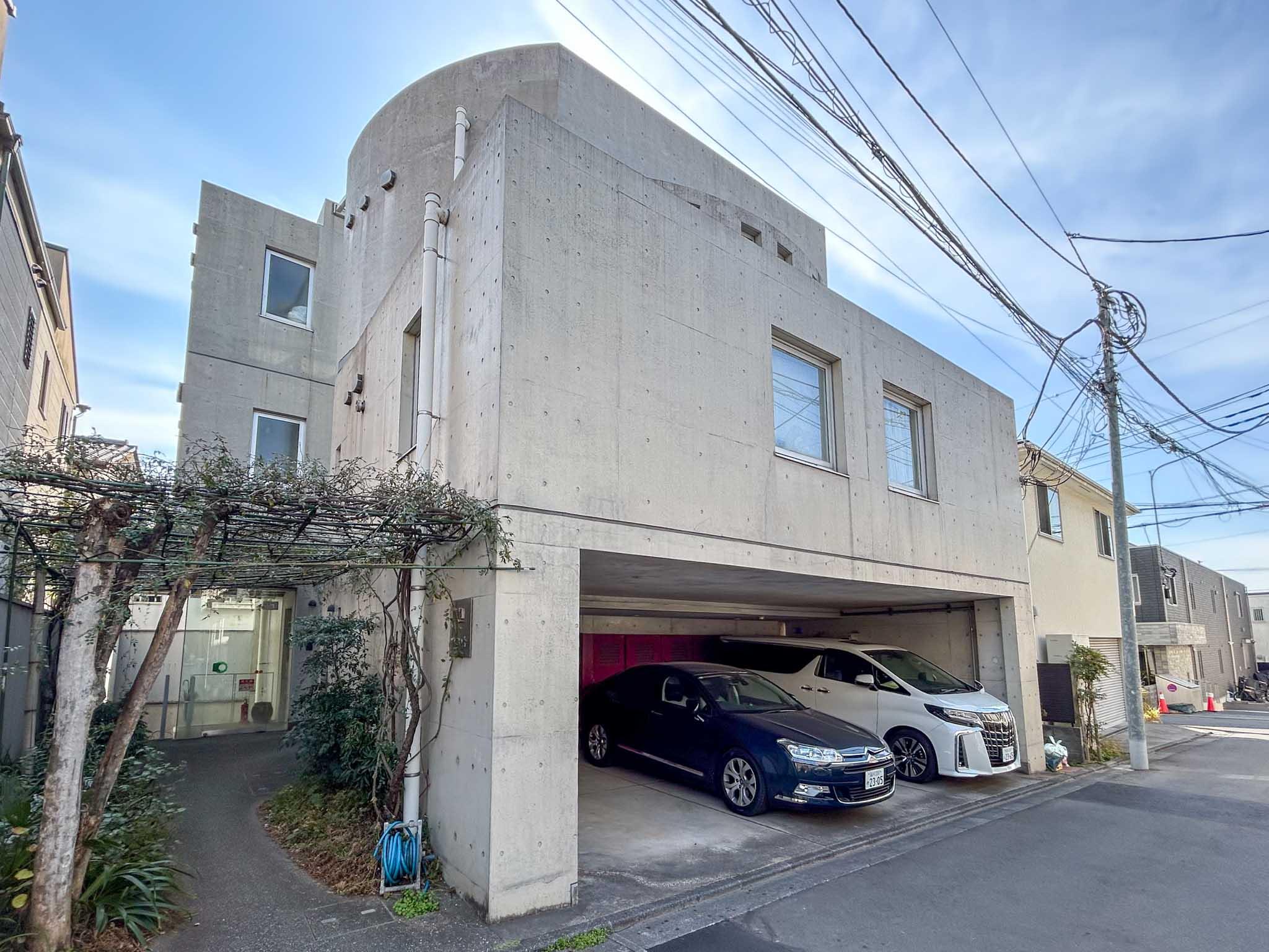 目黒区柿の木坂の賃貸物件/コンクリート打ちっぱなしの外観