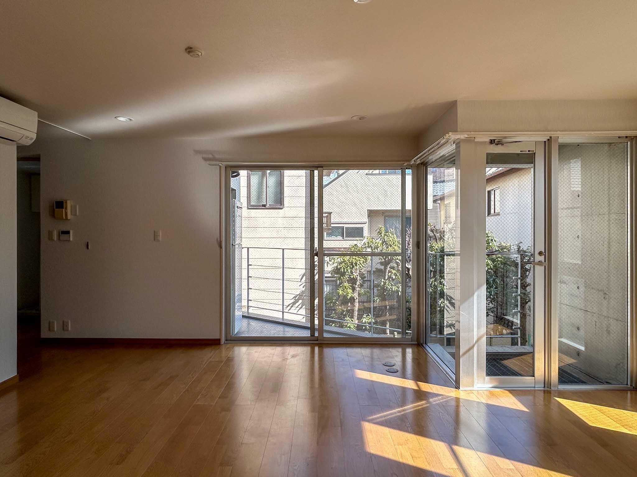 目黒区柿の木坂の賃貸物件/リビング。カクカクとした大きな窓