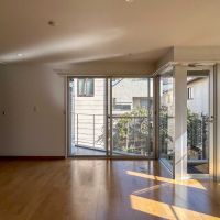 目黒区柿の木坂の賃貸物件/リビング。カクカクとした大きな窓