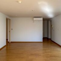 目黒区柿の木坂の賃貸物件/キッチンはこの壁の奥。生活感が出にくいつくり