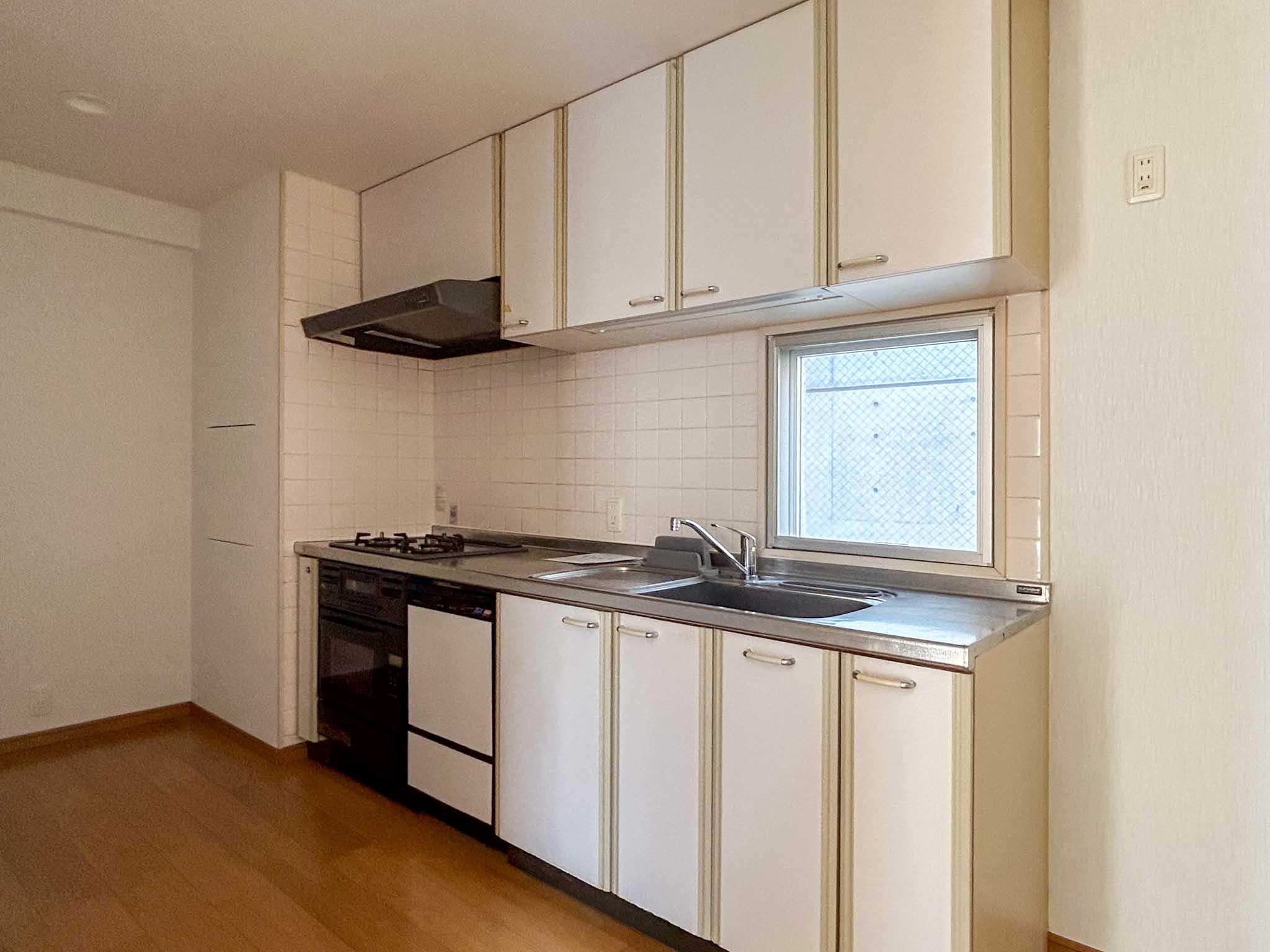 目黒区柿の木坂の賃貸物件/ゆとりのあるキッチン。冷蔵庫などの家電や食器棚も問題なく収まりそう