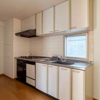 目黒区柿の木坂の賃貸物件/ゆとりのあるキッチン。冷蔵庫などの家電や食器棚も問題なく収まりそう