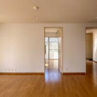 目黒区柿の木坂の賃貸物件/リビング。中央の扉は洋室、右端の扉は書斎につながっている