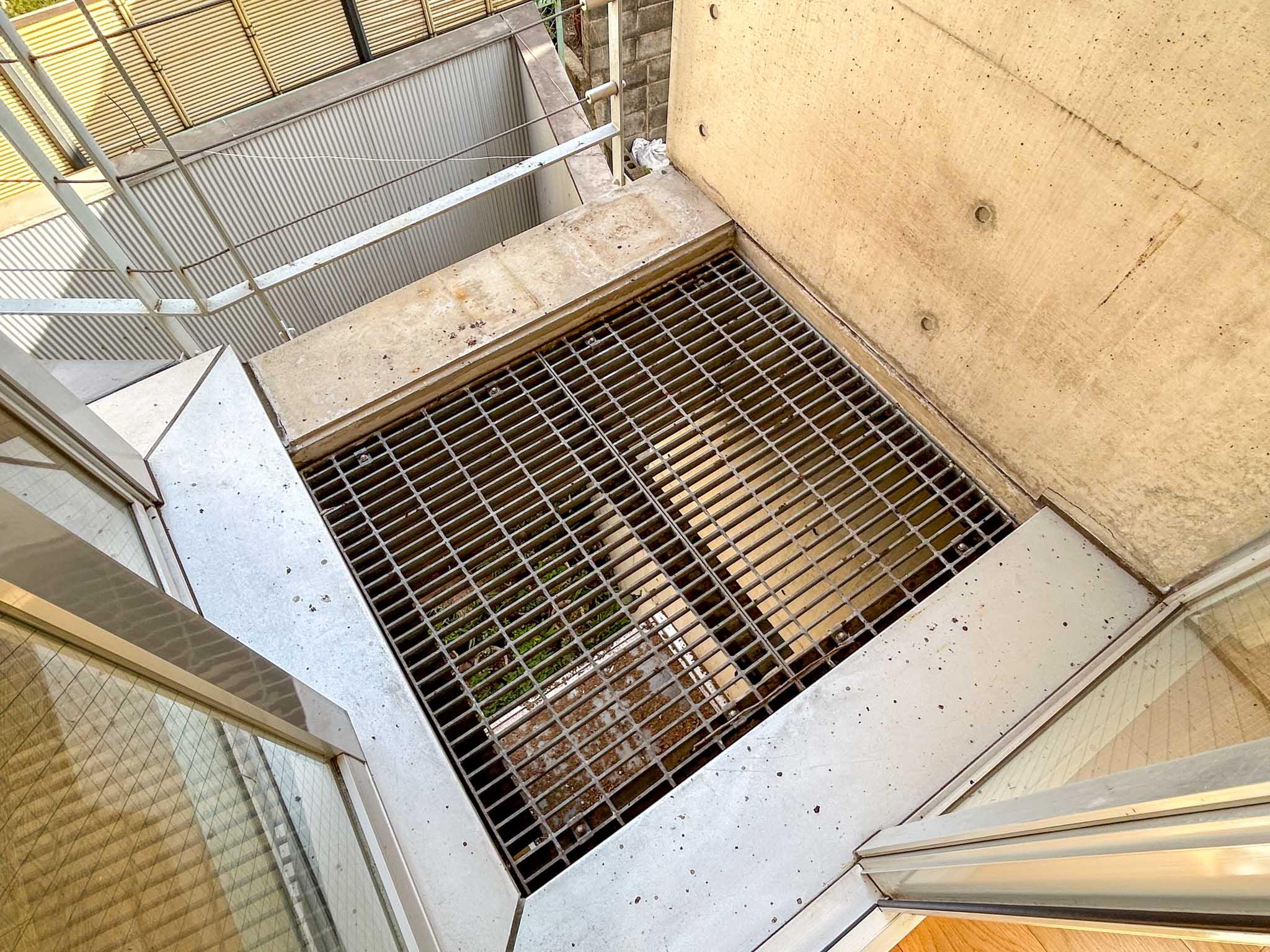 目黒区柿の木坂の賃貸物件/光や風を縦に通す、グレーチングのベランダ