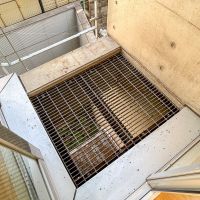 目黒区柿の木坂の賃貸物件/光や風を縦に通す、グレーチングのベランダ