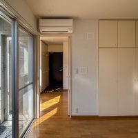 目黒区柿の木坂の賃貸物件/洋室から玄関の方をみる