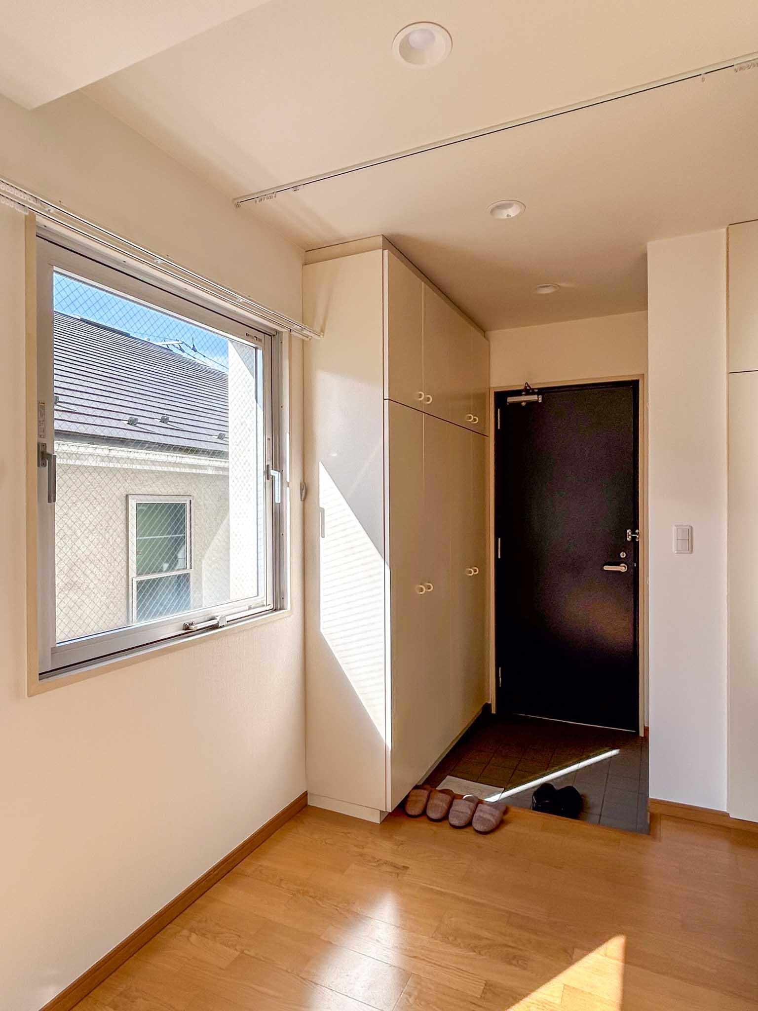 目黒区柿の木坂の賃貸物件/玄関前のスペースは、カーテンでゆるく区切って使うことも可能