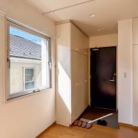 目黒区柿の木坂の賃貸物件/玄関前のスペースは、カーテンでゆるく区切って使うことも可能