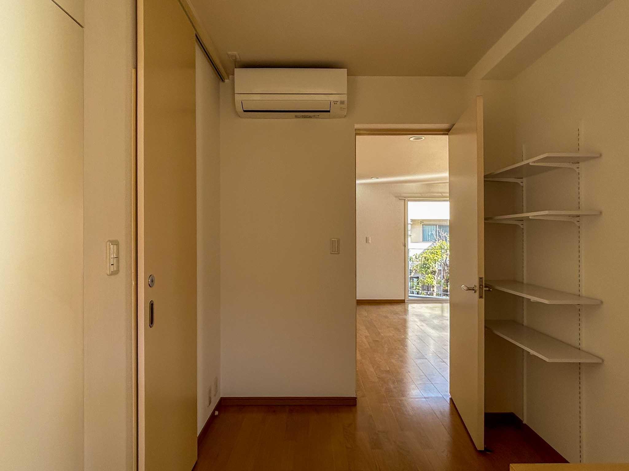 目黒区柿の木坂の賃貸物件/書斎。左手にトイレ