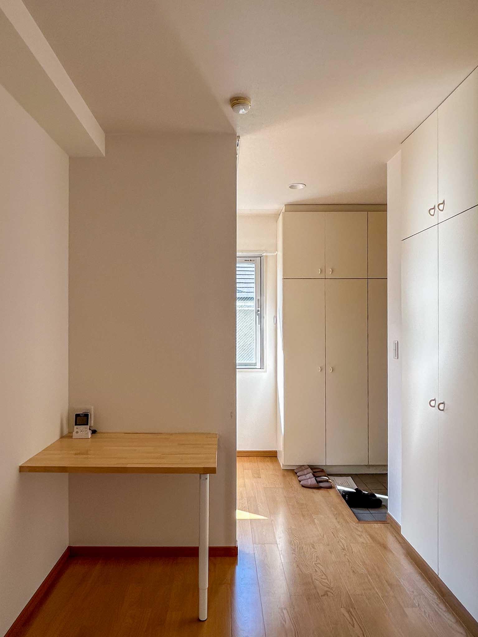 目黒区柿の木坂の賃貸物件/書斎。机が備え付けられている