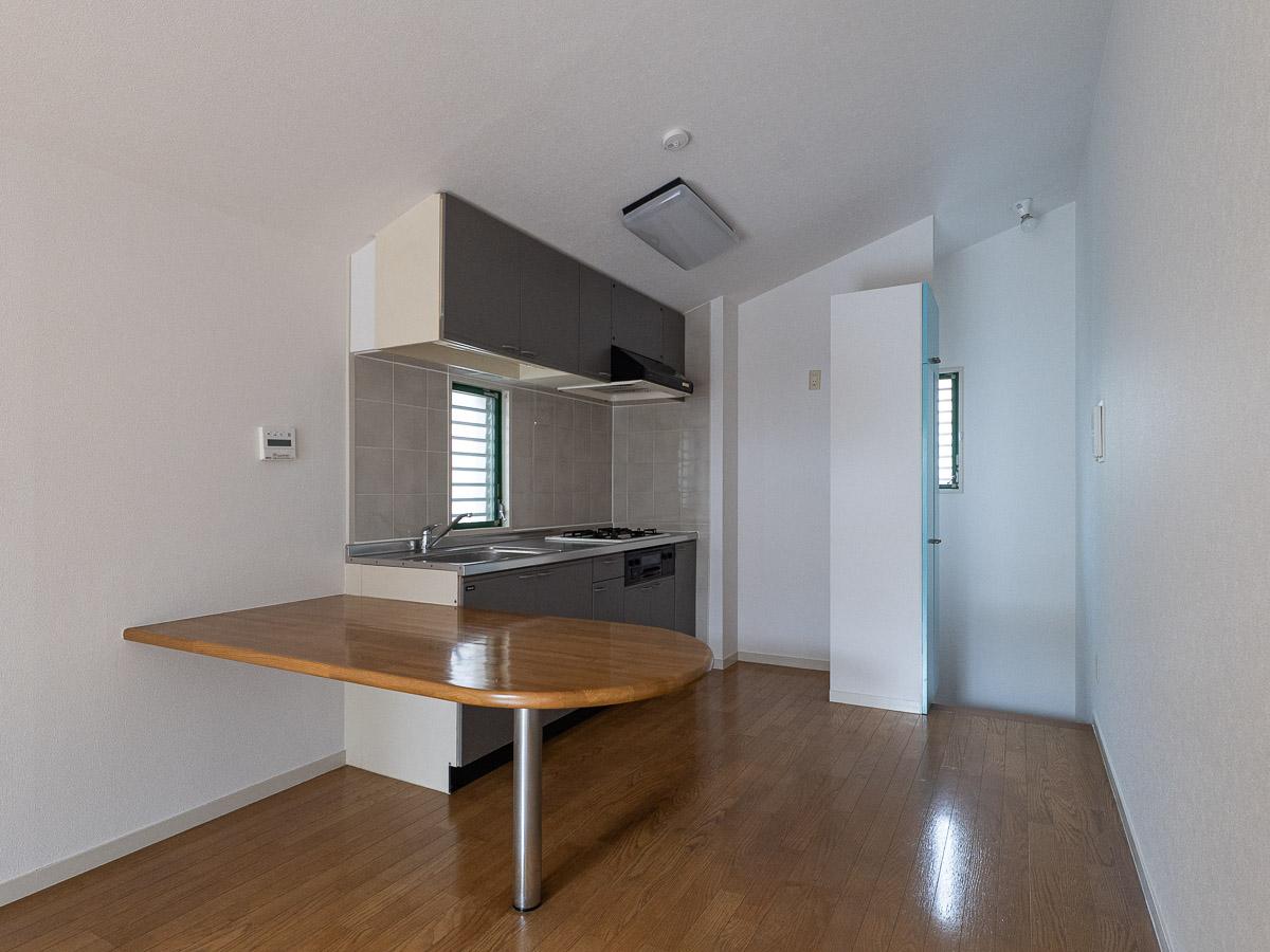 渋谷区本町の賃貸物件/キッチン。壁からはり出す天板が特徴的