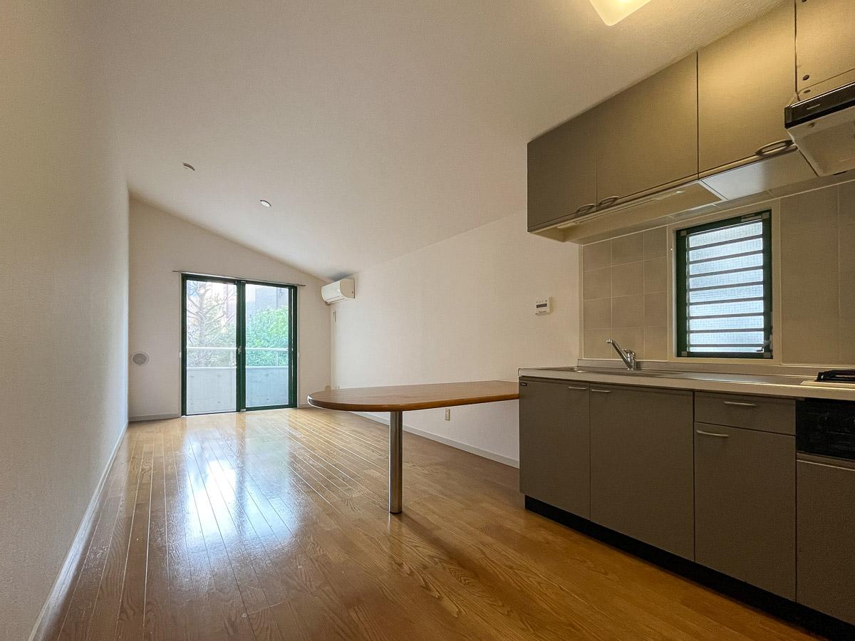 渋谷区本町の賃貸物件/勾配天井が開放感を感じさせる