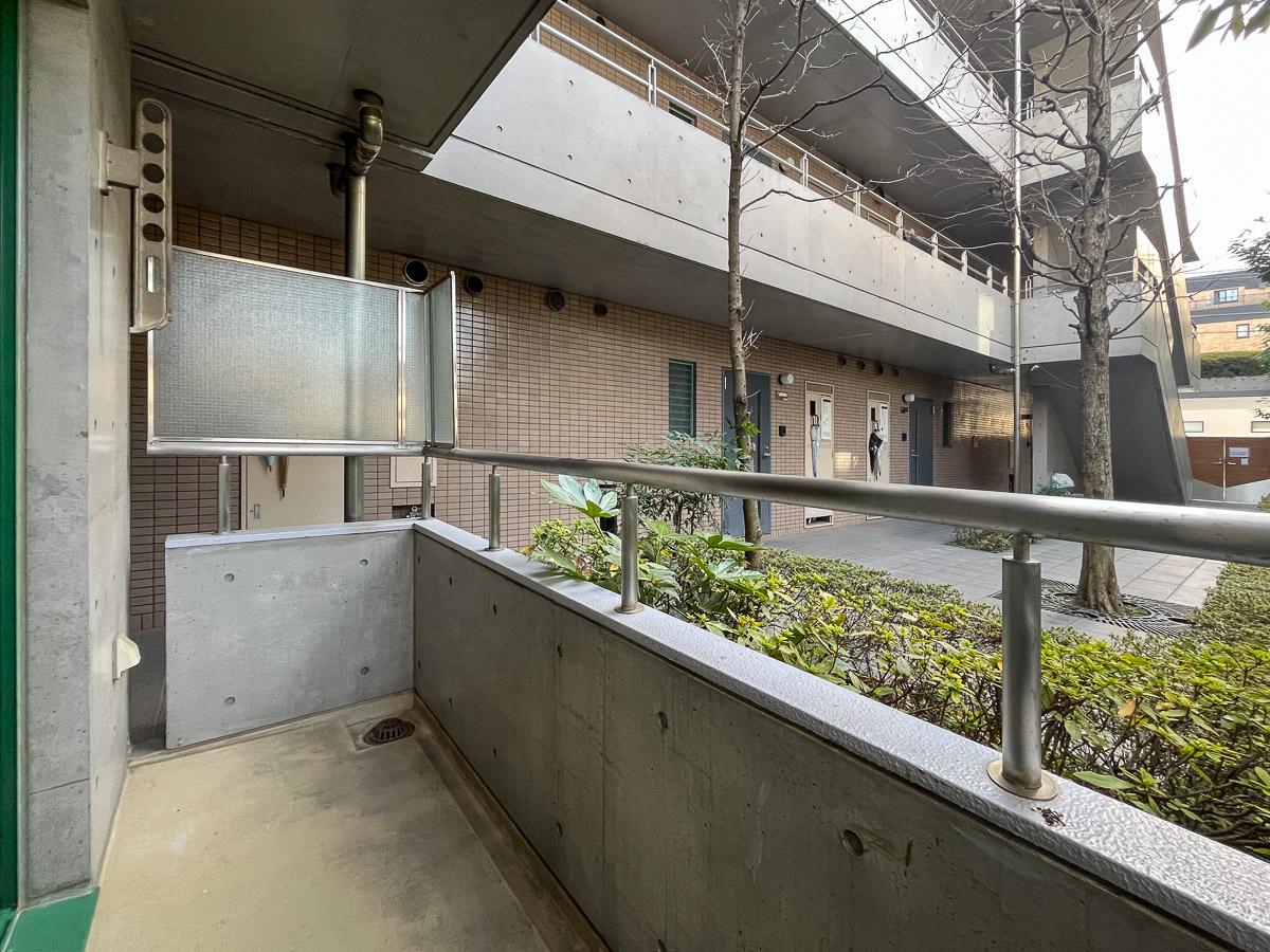 渋谷区本町の賃貸物件/小さい目隠しがついてますが共用部が見えます