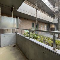 渋谷区本町の賃貸物件/小さい目隠しがついてますが共用部が見えます