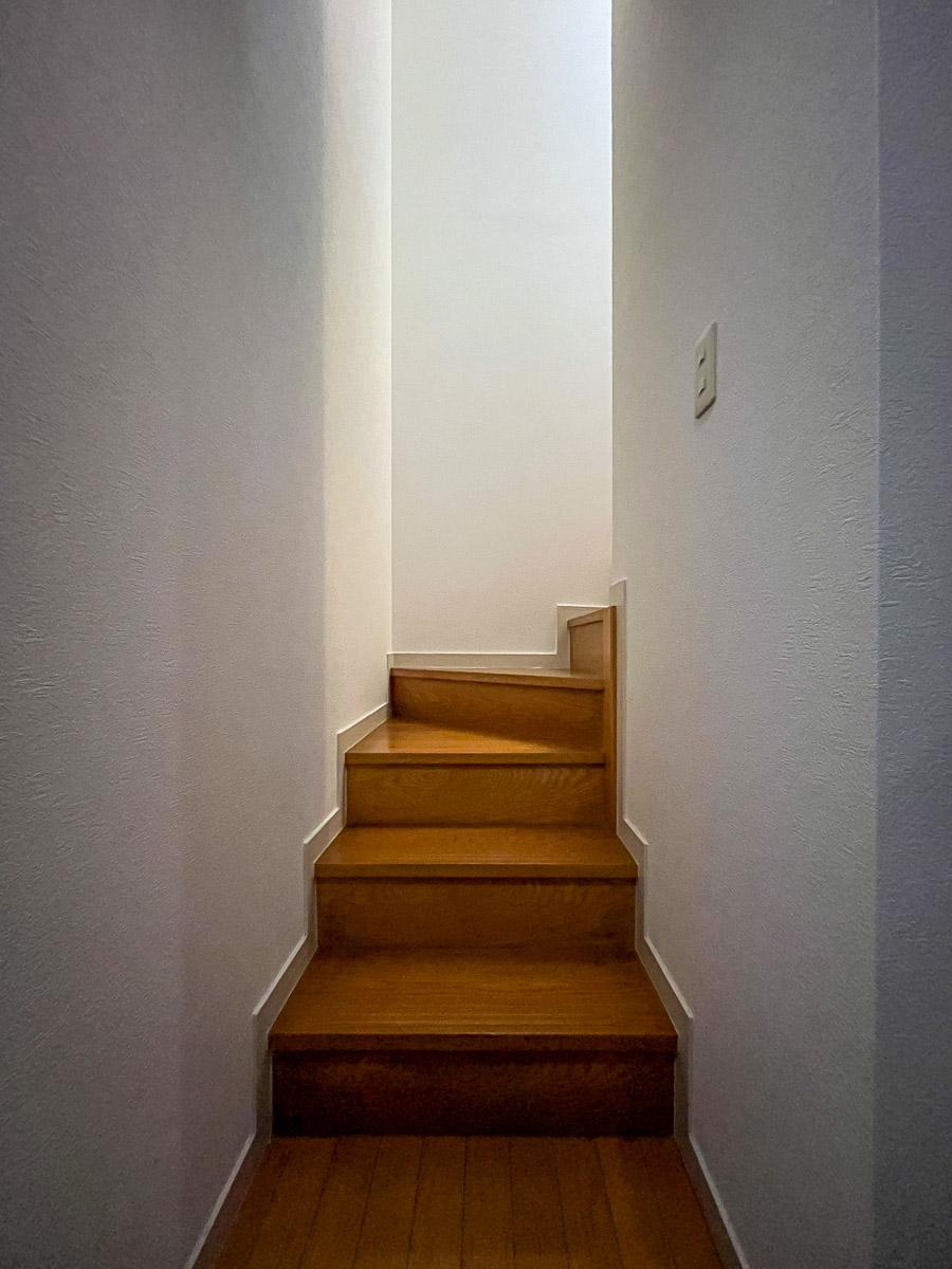 渋谷区本町の賃貸物件/２階へあがる階段