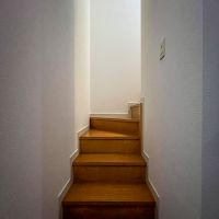 渋谷区本町の賃貸物件/２階へあがる階段