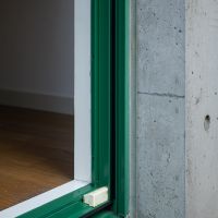 渋谷区本町の賃貸物件/緑の窓サッシが特徴的