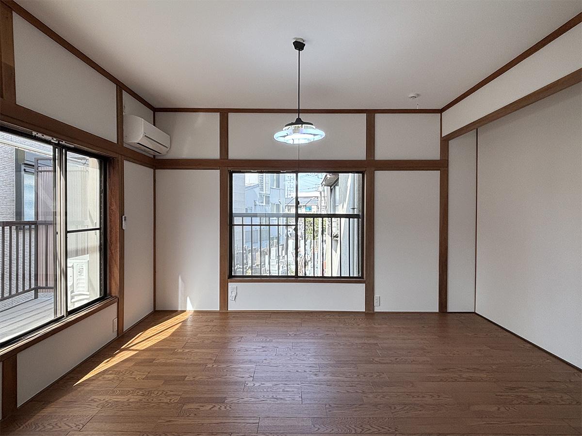 荒川区東尾久の賃貸物件/2階の洋室。お隣の庭を挟んでちょっと墓ビュー